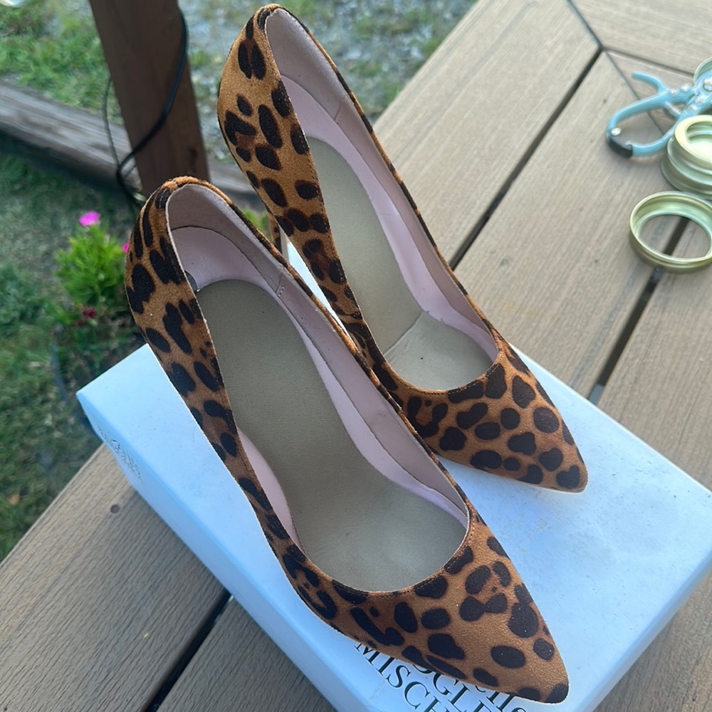 Elisabeth Tang Leopard pumps